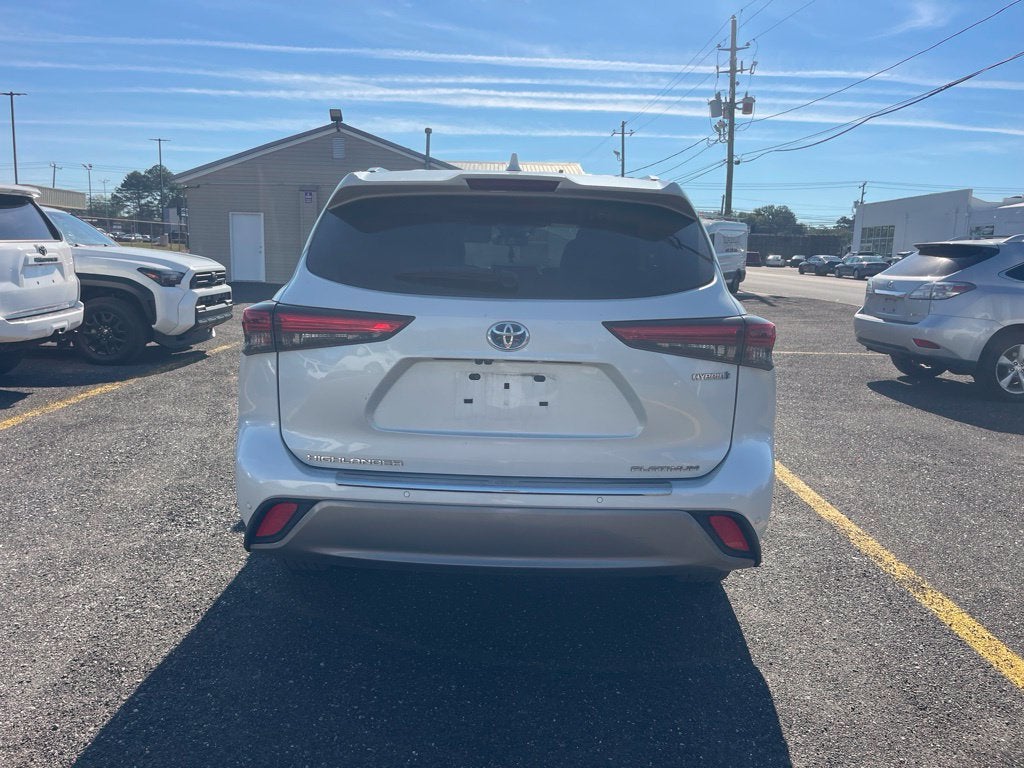 2022 Toyota Highlander Hybrid Platinum