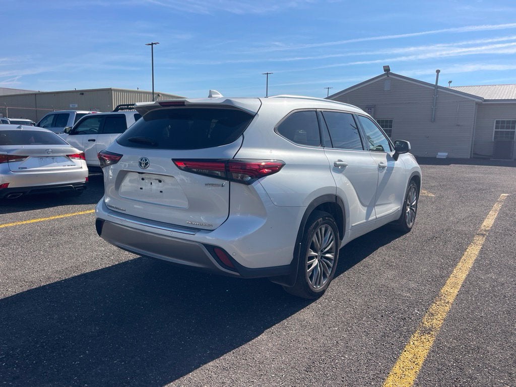 2022 Toyota Highlander Hybrid Platinum