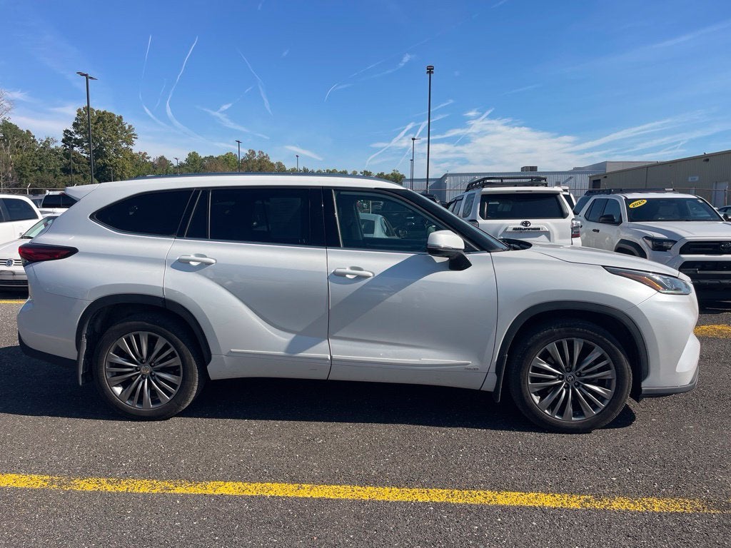 2022 Toyota Highlander Hybrid Platinum
