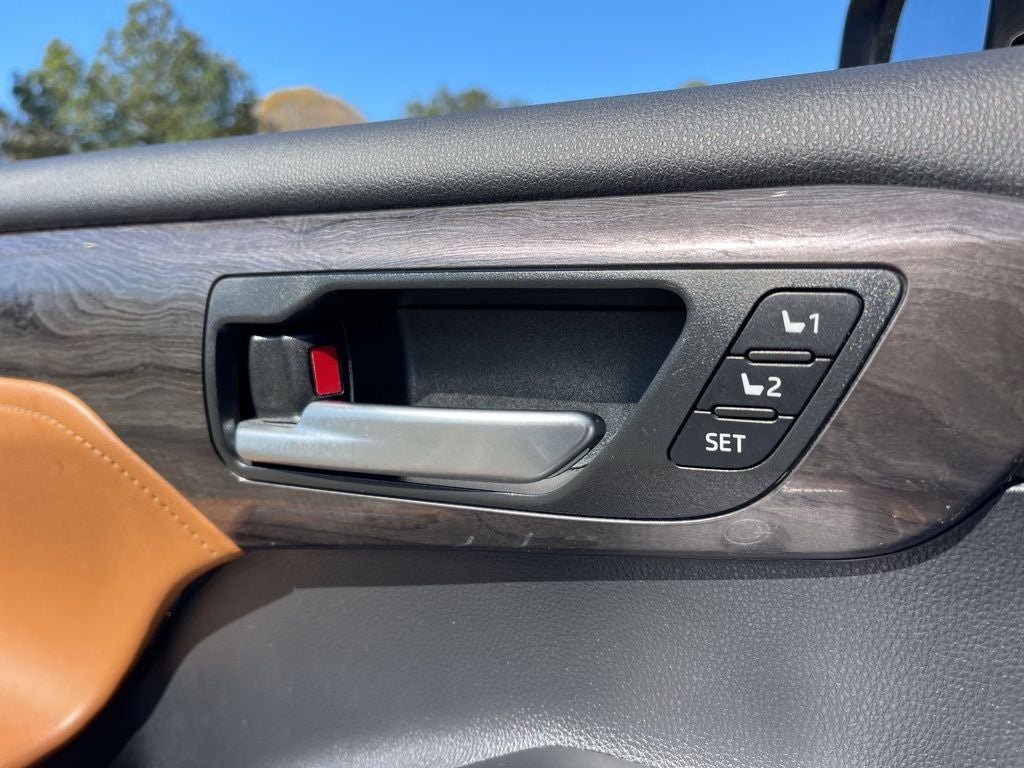 2023 Toyota Highlander Hybrid Platinum