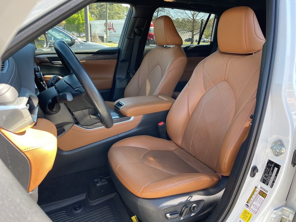 2023 Toyota Highlander Hybrid Platinum