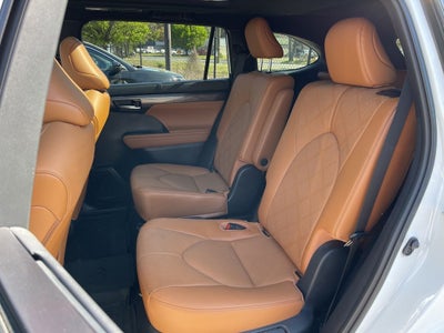 2023 Toyota Highlander Hybrid Platinum