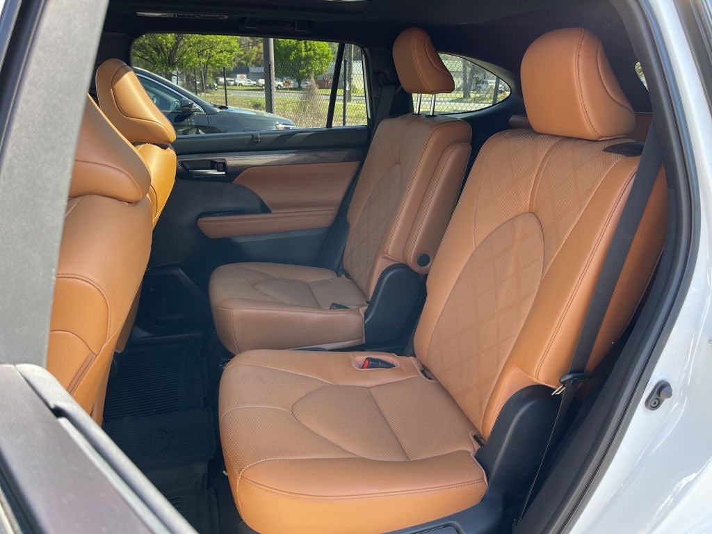 2023 Toyota Highlander Hybrid Platinum