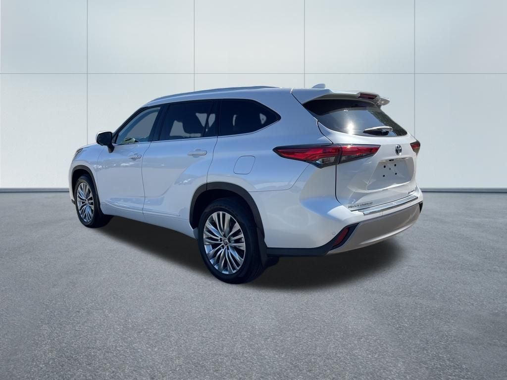 2023 Toyota Highlander Hybrid Platinum