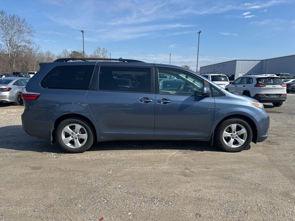 2017 Toyota Sienna LE