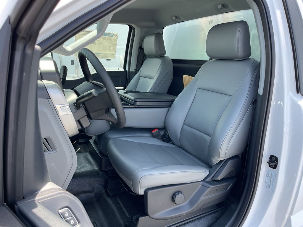 2025 Ford F-550SD XL 16' Supreme Box Truck DRW