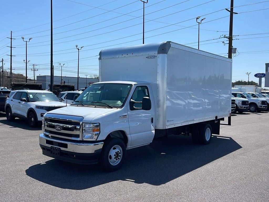 2026 Ford E-350SD Base 16' Dry Freight w/ Ramp Cutaway